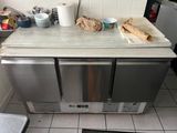 un comptoir sur lequel sont posés tout un tas d'aliments