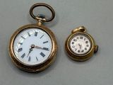 une petite montre de poche en or et une autre, encore plus petite, en or