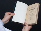 une personne tenant un livre ouvert dans ses mains