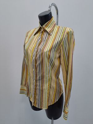 une chemise à rayures jaunes posée sur un mannequin, sur fond blanc