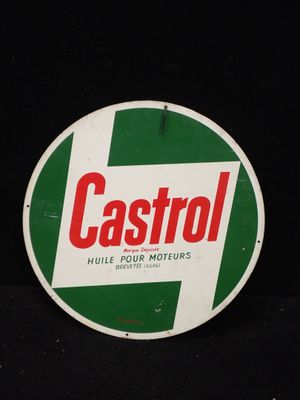 un panneau vert et blanc sur lequel est inscrit « Castrol »