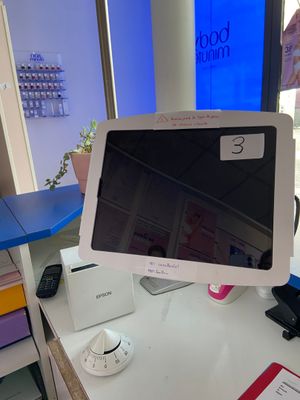 un écran d'ordinateur posé sur un bureau dans une pièce