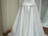 La robe de mariée est exposée sur un mannequin dans le magasin.