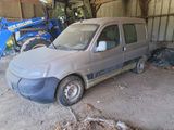 une petite camionnette garée dans un garage