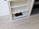 un bureau sur lequel se trouvent un ordinateur portable et un sac