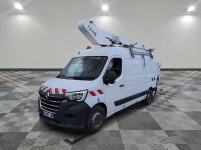 la camionnette blanche est garée sur le sol en damier d'une pièce