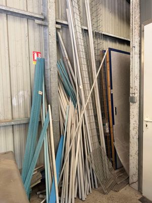 de nombreux types de tuyaux différents dans un local de stockage