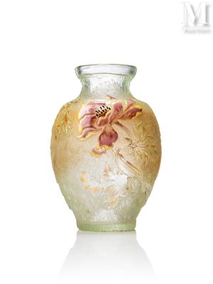 un vase en verre orné d'une fleur, posé sur une surface blanche