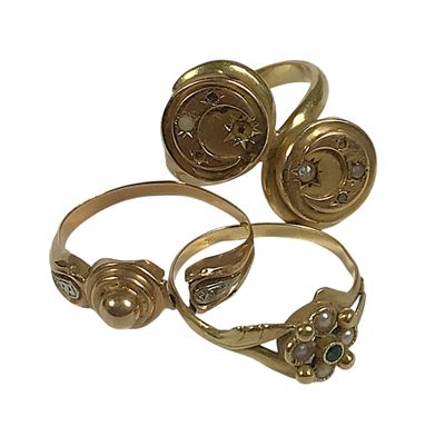 trois bagues en or et une bague ornée d'une étoile et d'une lune