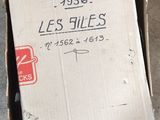cardboard box on the ground with a sign on it that says les files