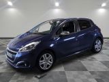 une voiture bleue est garée dans une pièce au sol à carreaux