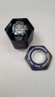 une montre dans une boîte et une montre dans une boîte