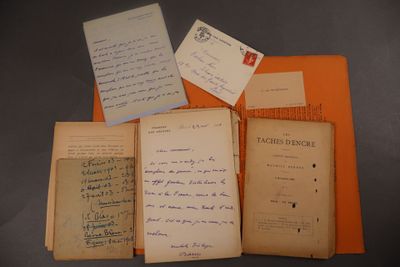 un vieux livre couvert d'inscriptions, posé sur une table