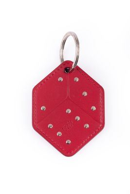 un porte-clés en cuir rouge avec des rivets sur fond blanc
