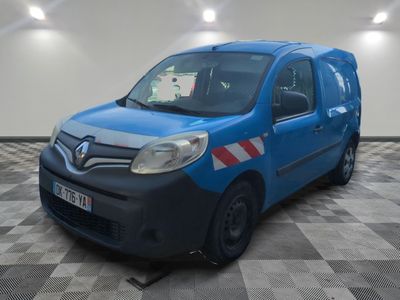 la camionnette bleue est garée dans une grande pièce au sol en damier