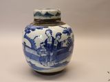 un vase bleu et blanc orné d'une image représentant des personnes