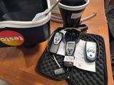 un sac contenant des téléphones portables et une tasse de café posés sur une table
