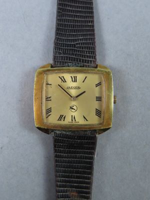 gros plan d'une montre-bracelet avec des chiffres romains