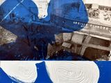 une peinture représentant une tête de Mickey Mouse sur fond bleu, avec une image d'un bâtiment en arrière-plan