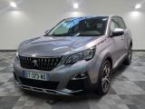 vue de face d'un SUV argenté garé dans un garage