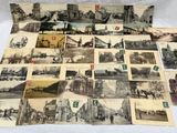 beaucoup de vieilles cartes postales posées sur un lit