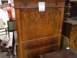 une commode et une autre commode dans une pièce