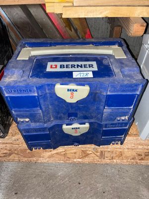 une glacière bleue posée sur une palette en bois