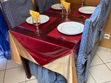 une table dressée avec des couverts et des couverts posés sur la table