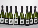 six bouteilles de vin sont alignées sur une table