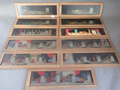de nombreuses photos exposées dans une vitrine