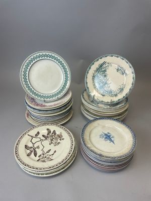 plusieurs assiettes empilées sur une table