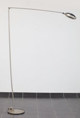 un lampadaire posé sur un pied dans une pièce