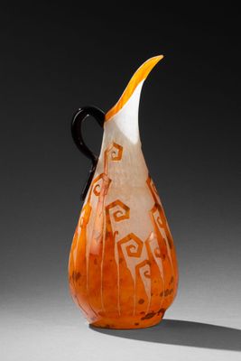 un vase orange et blanc posé sur une table