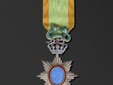 l'image d'une médaille ornée d'une étoile, sur fond noir