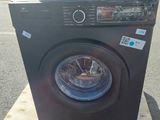 une machine à laver posée sur une palette dans la rue