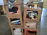 de nombreux cartons empilés les uns sur les autres dans un entrepôt