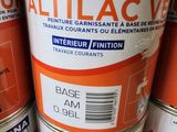 plusieurs pots de peinture sont empilés les uns sur les autres