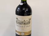 une bouteille de vin posée sur une table