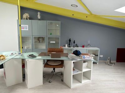 un bureau avec un plateau en verre dans une pièce au plafond jaune