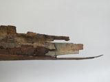 un morceau de bois coupé en deux et posé sur une table