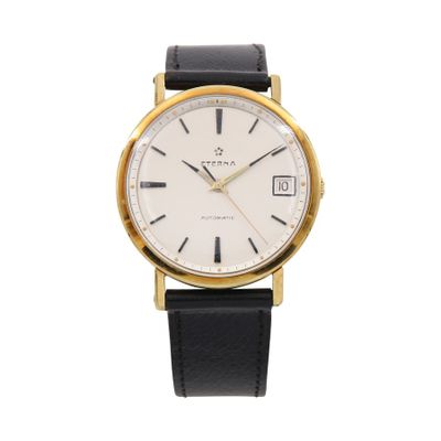 gros plan d'une montre sur fond blanc