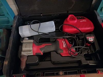 une boîte contenant des outils, posée par terre