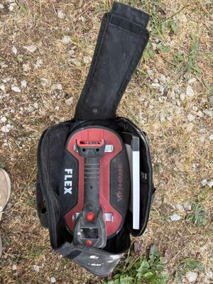 un outil rangé au fond d'un sac posé par terre