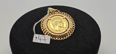 un gros plan d'une pièce d'or dans une vitrine noire