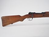 un vieux fusil avec un canon en bois sur fond blanc