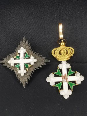 deux croix et une couronne sur fond noir