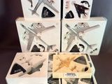 six boîtes contenant des maquettes d'avions assorties, posées sur une table