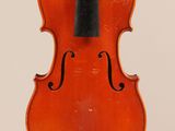 un vieux violon avec un archet accroché à son dos