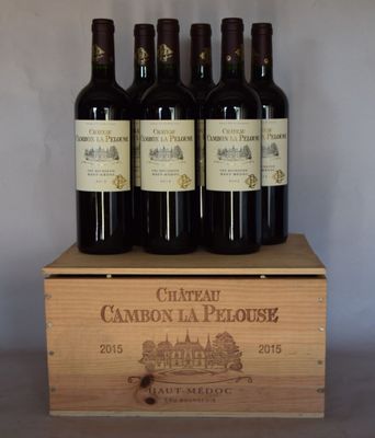 quatre bouteilles de vin dans un coffret en bois posé sur une table