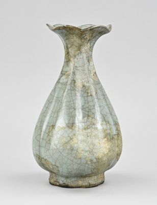un vase vert posé sur une table